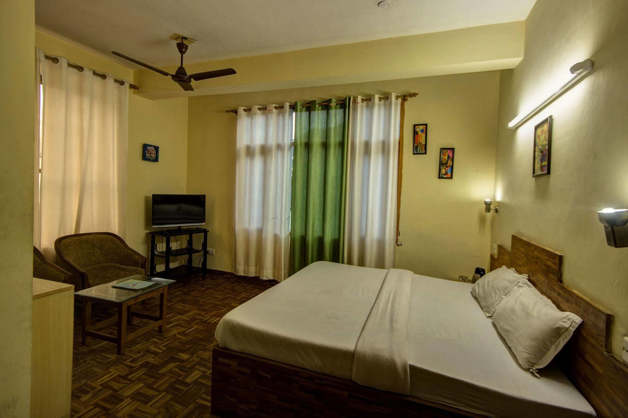 Kalinga Grand Hotel Manāli Exterior foto